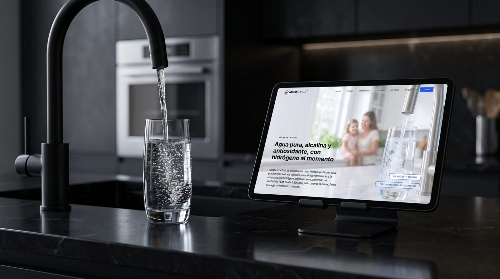 Web de ATOM FORCE en un ordenador, en su contexto